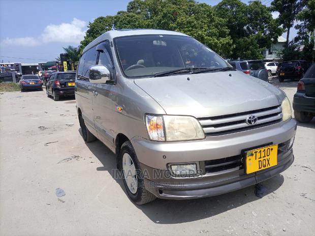 Toyota Noah 2001 Gray