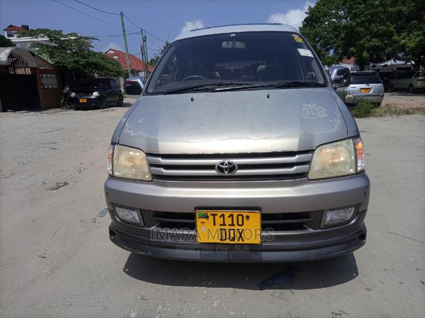 Toyota Noah 2001 Gray