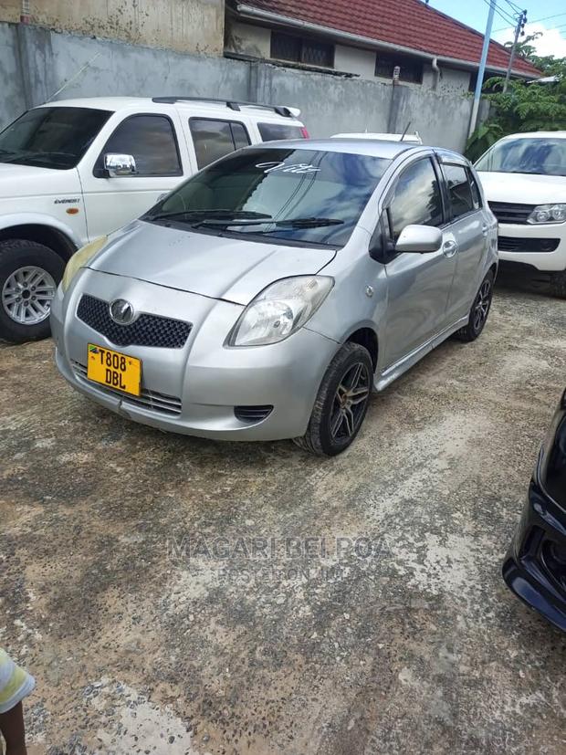 Toyota Vitz 2009 Silver