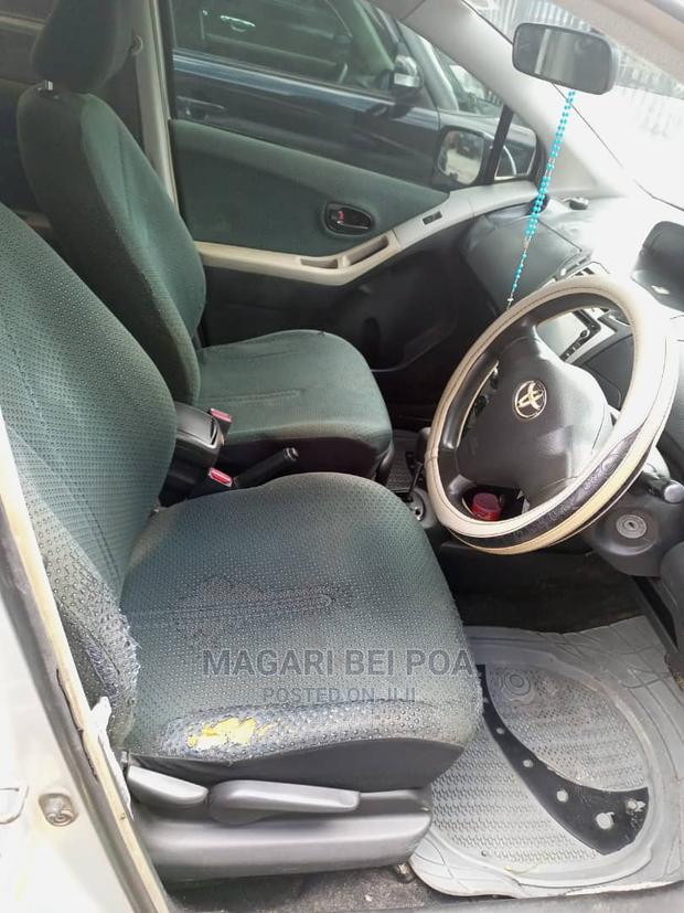 Toyota Vitz 2009 Silver