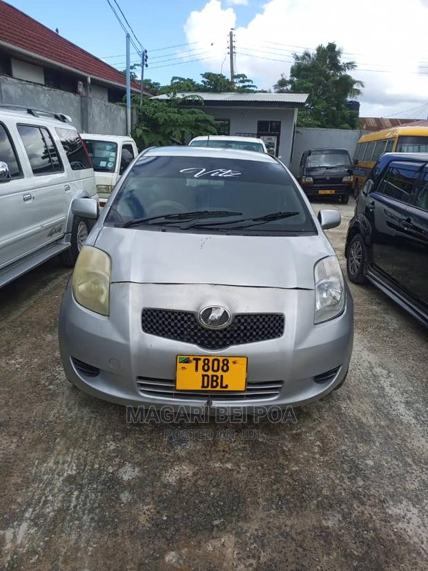 Toyota Vitz 2009 Silver