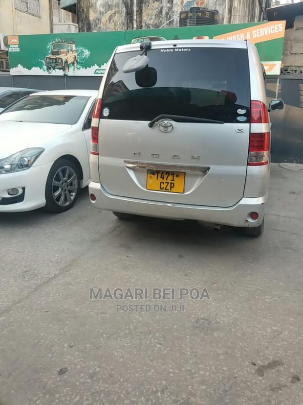 Toyota Noah 2004 Silver