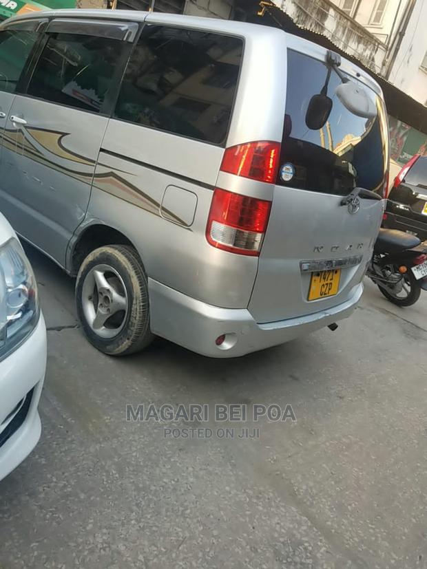 Toyota Noah 2004 Silver
