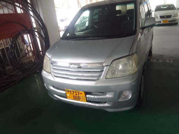 Toyota Noah 2.0 FWD (8 Seater) 2005 Silver