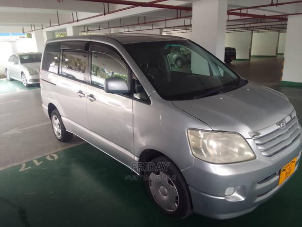 Toyota Noah 2.0 FWD (8 Seater) 2005 Silver