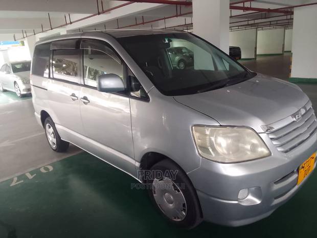 Toyota Noah 2.0 FWD (8 Seater) 2005 Silver