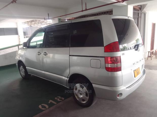 Toyota Noah 2.0 FWD (8 Seater) 2005 Silver