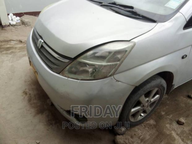 Toyota ISIS 1.8 L 2004 Silver