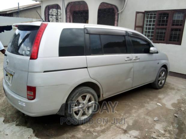 Toyota ISIS 1.8 L 2004 Silver