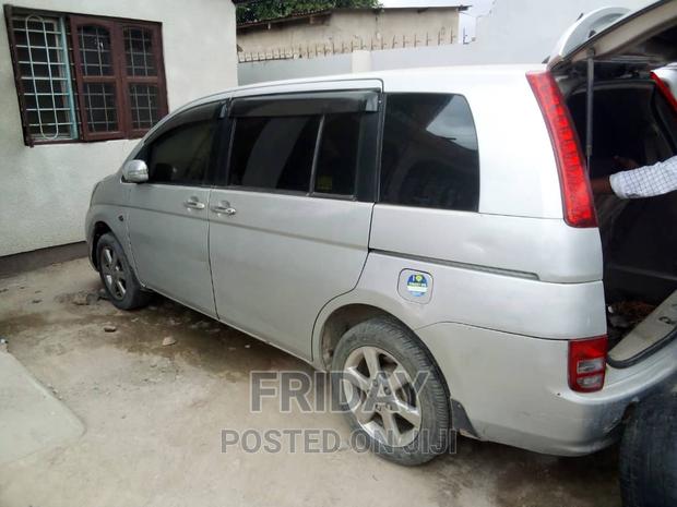 Toyota ISIS 1.8 L 2004 Silver