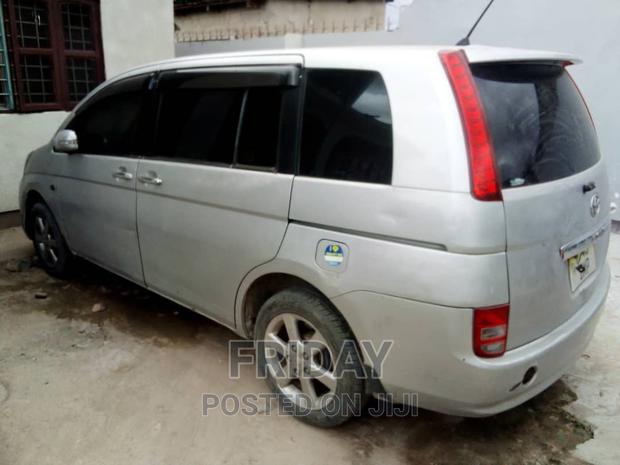 Toyota ISIS 1.8 L 2004 Silver