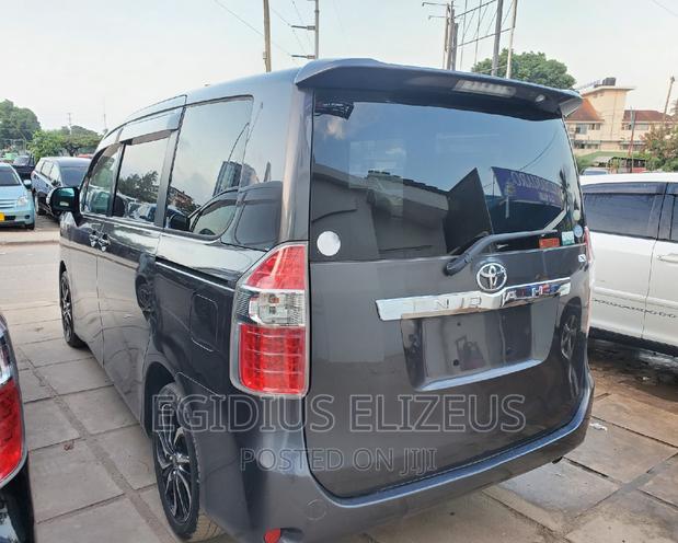 Toyota Noah 2005 Gray