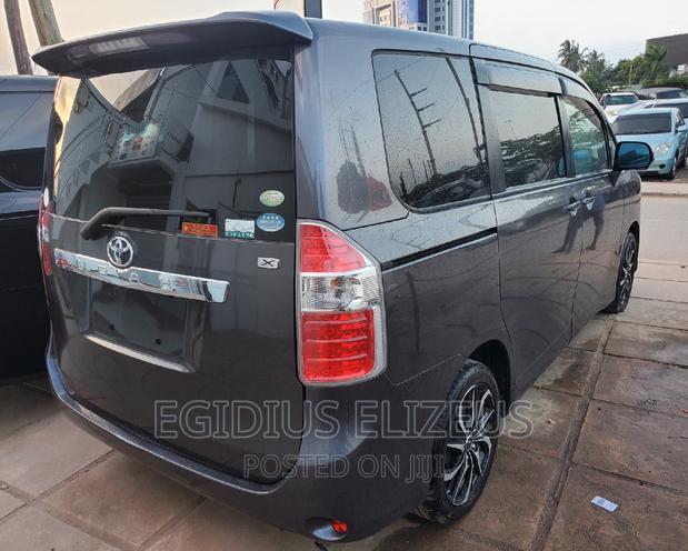 Toyota Noah 2005 Gray