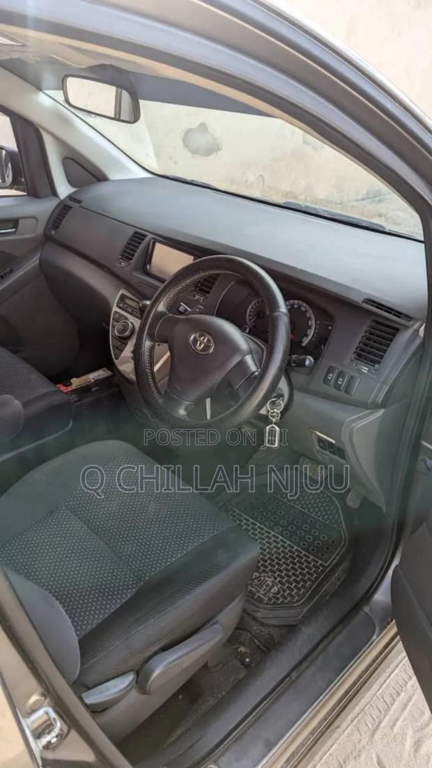 Toyota ISIS 2004 Gray
