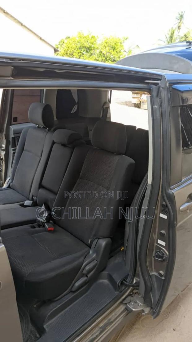 Toyota ISIS 2004 Gray