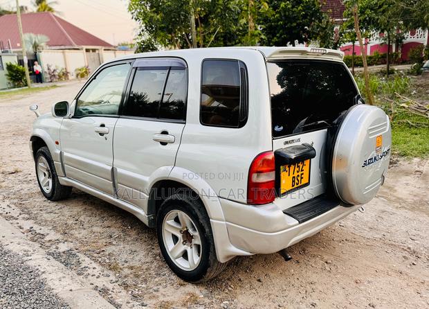 Suzuki Escudo 2004 Silver