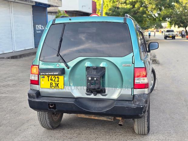 Mitsubishi Pajero 2000 Green