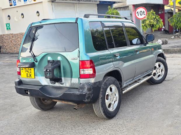 Mitsubishi Pajero 2000 Green