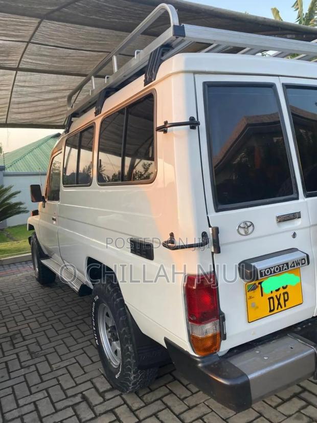 Toyota Land Cruiser 2000 White