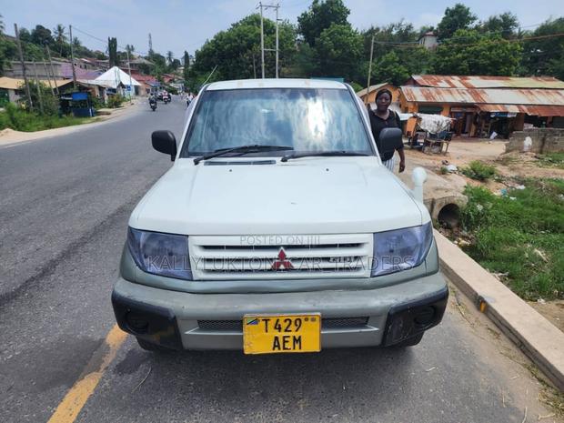 Mitsubishi Pajero 2000 White