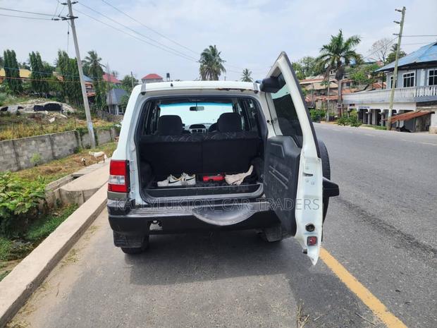 Mitsubishi Pajero 2000 White