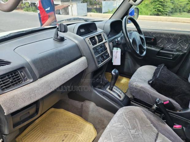 Mitsubishi Pajero 2000 White