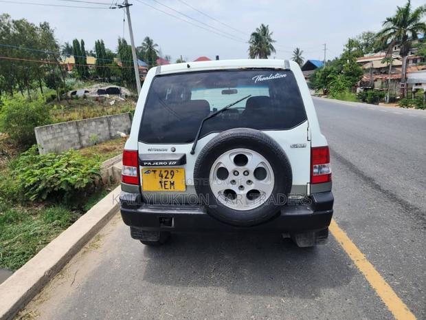 Mitsubishi Pajero 2000 White