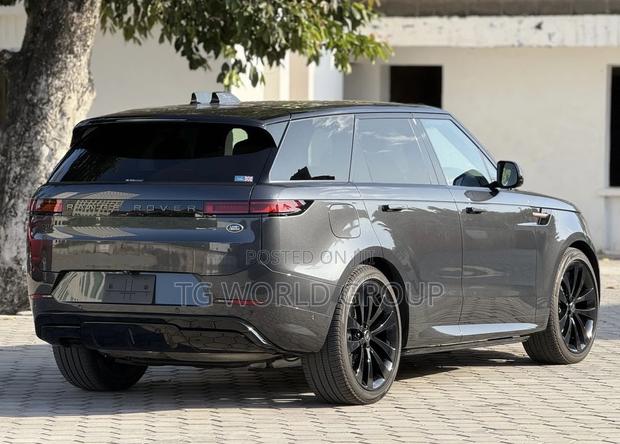 Land Rover Range Rover P400 SE SWB 2022 Gray