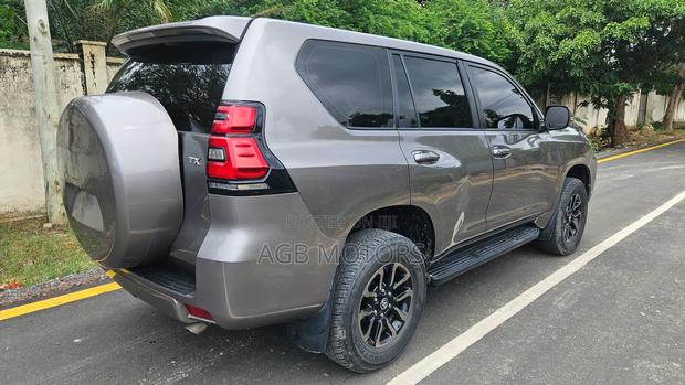 Toyota Land Cruiser Prado 2016 Gray