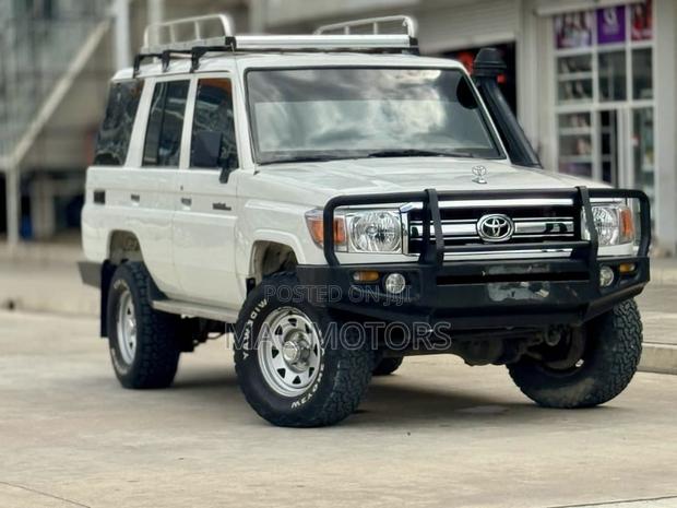 Toyota Land Cruiser 2011 White