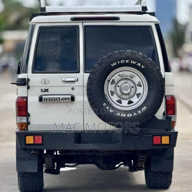 Toyota Land Cruiser 2011 White