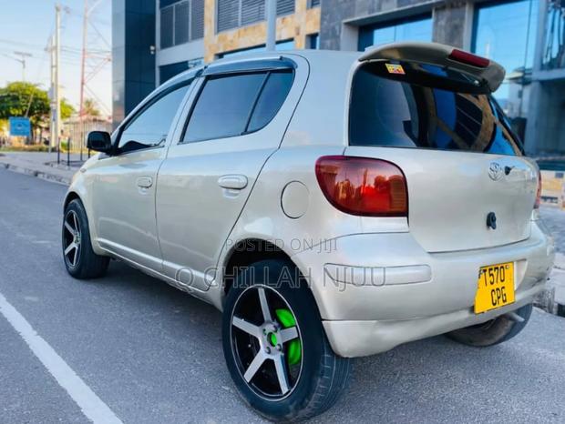 Toyota Vitz 2000 Silver
