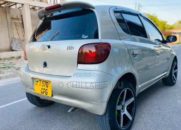Toyota Vitz 2000 Silver