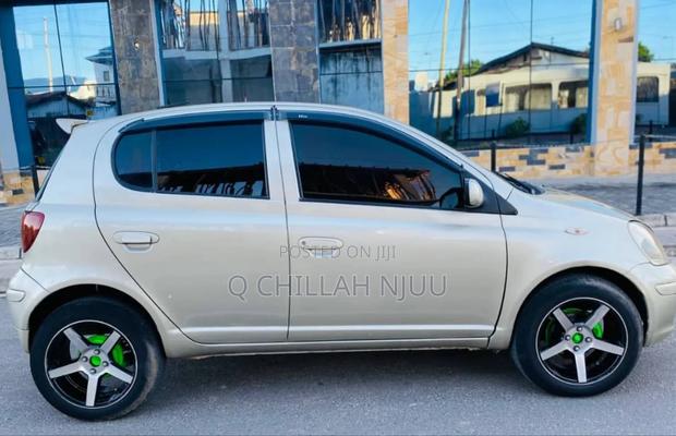 Toyota Vitz 2000 Silver