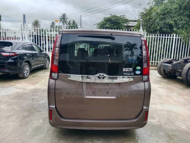 Toyota Noah 2.0 FWD (7 Seater) 2015 Beige
