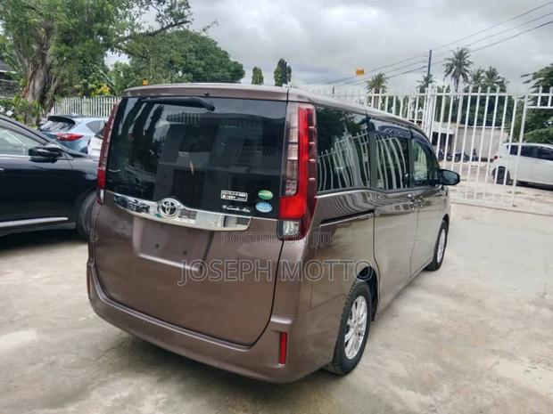 Toyota Noah 2.0 FWD (7 Seater) 2015 Beige