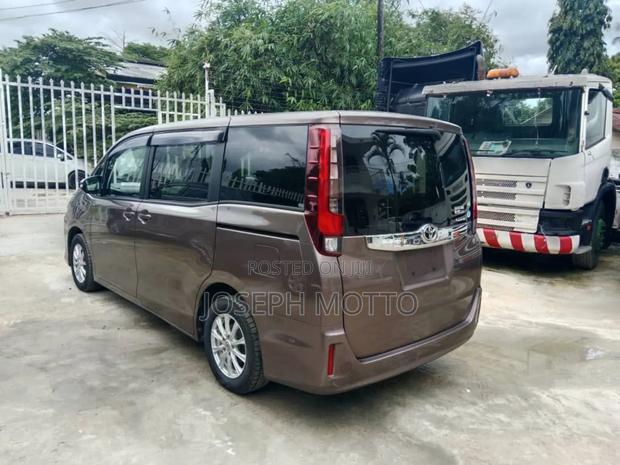 Toyota Noah 2.0 FWD (7 Seater) 2015 Beige