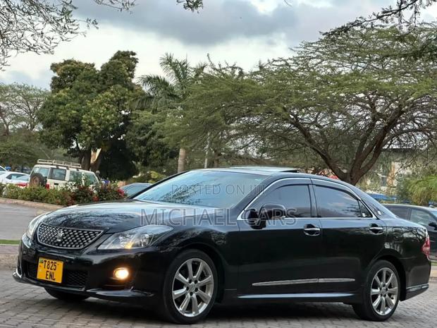 Toyota Crown 2010 Black