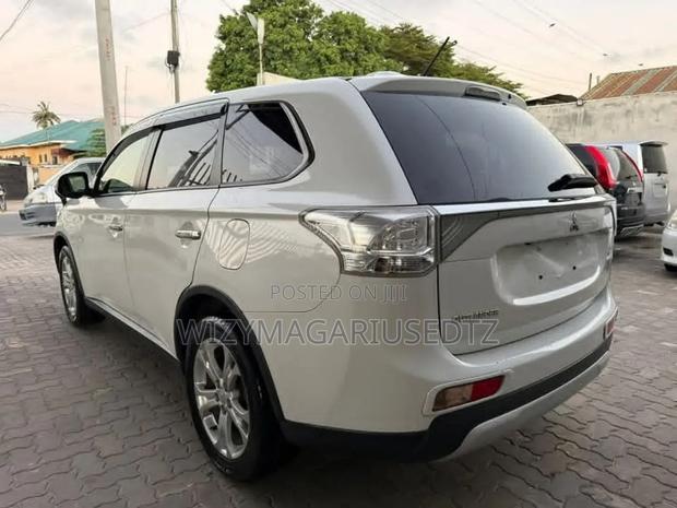 Mitsubishi Outlander 2015 White