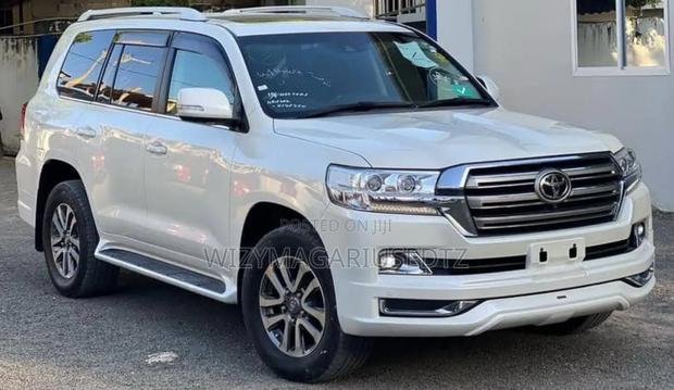 Toyota Land Cruiser 4.6 V8 AX G Selection 2017 Off white
