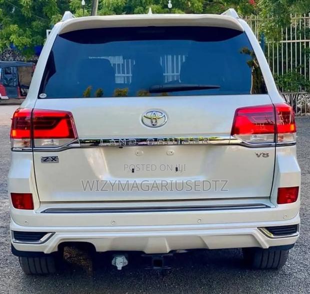 Toyota Land Cruiser 4.6 V8 AX G Selection 2017 Off white