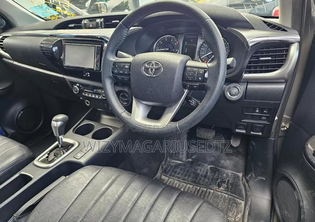Toyota Hilux 2020 Burgundy