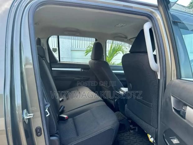 Toyota Hilux 2020 Burgundy
