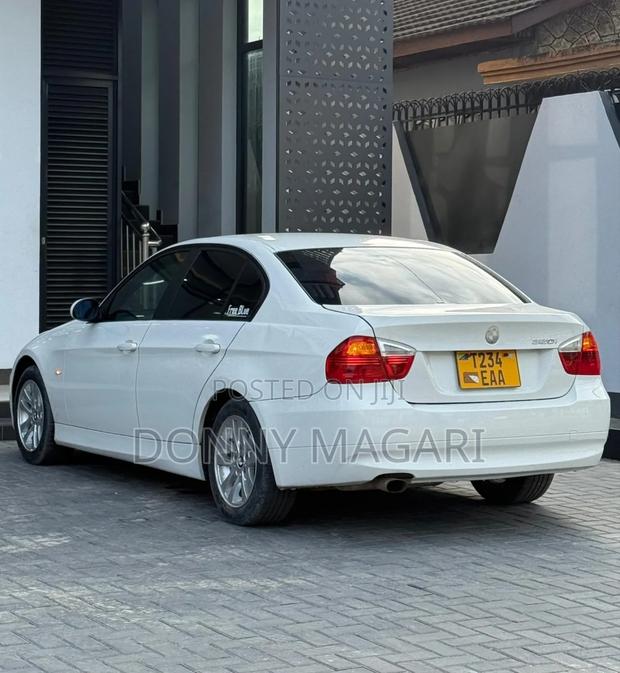BMW 3 Series 320i RWD 2009 White