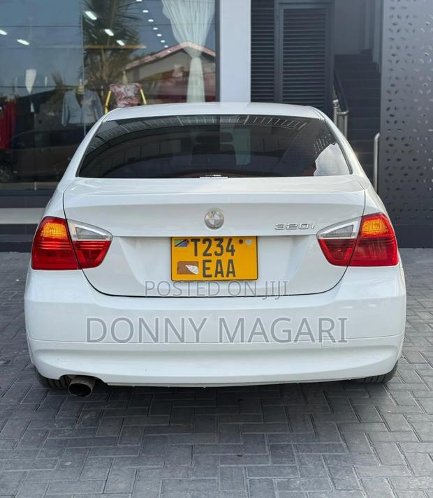 BMW 3 Series 320i RWD 2009 White