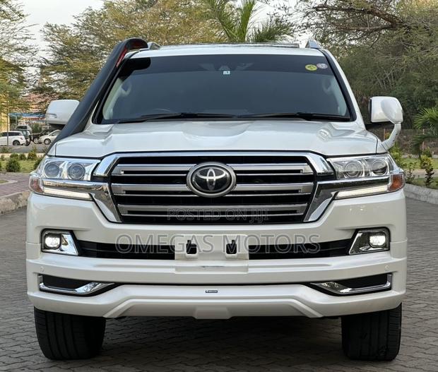 Toyota Land Cruiser 4.6 V8 ZX 2017 White