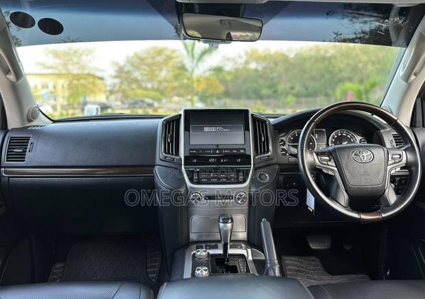 Toyota Land Cruiser 4.6 V8 ZX 2017 White