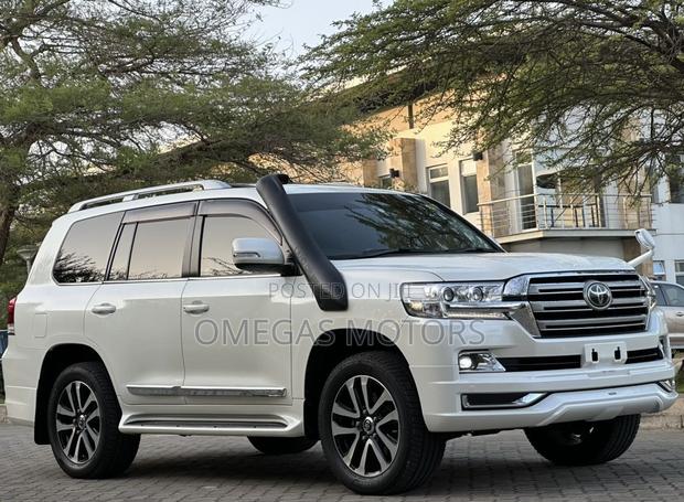 Toyota Land Cruiser 4.6 V8 ZX 2017 White