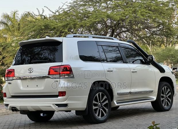 Toyota Land Cruiser 4.6 V8 ZX 2017 White
