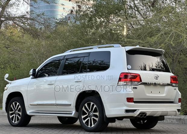 Toyota Land Cruiser 4.6 V8 ZX 2017 White